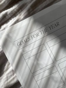 A calendar for setting goals for the year - delayed gratitude
